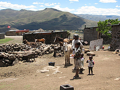Traditionelles Village im Lesotho-Hochland